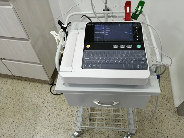 Electrocardiógrafo Mindray r12